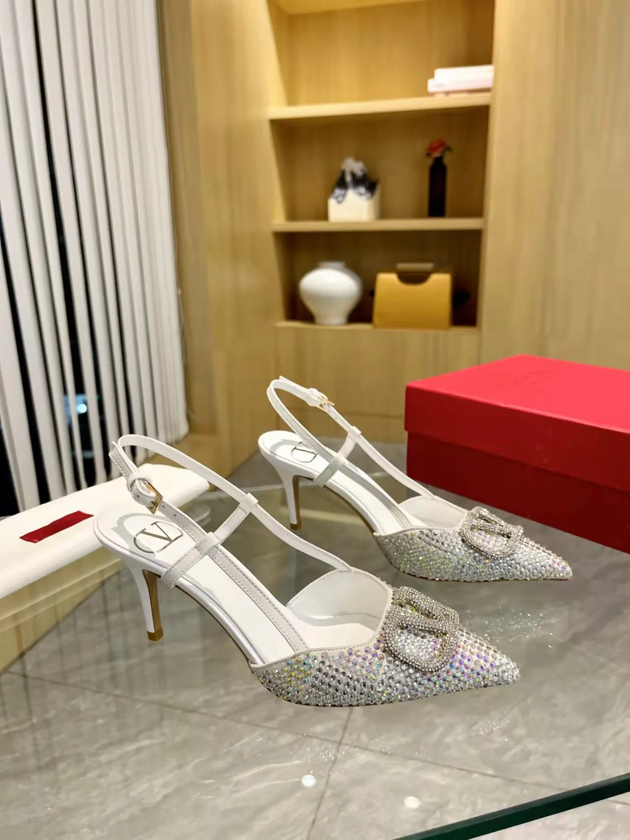 👟👟Ex-factory price 440👟👟 Genuine leather sole + 40 Kloesch diamond buckle Valentino.Valentino big v buckle single shoes ㊙️Latest series of counter genuine version with perfect details. Authentic products are made one to one. All details are consistent with genuine ones. The upper foot is very pedicure type. The key point is that it is very good and easy to control. It does not wear the feet and does not tire the feet. It is a walking artifact. The last shape is completely compared to the counter. The details are perfect. It is impossible to make such an exquisite product without the original version. Exclusive molded brass color. The highest version on the market. Fabric: imported sheepskin, lining and foot pads are all sheepskin. Color: 13 colors available. Sizes (34 to 42). Customized size 34 and 42. Non-returnable and non-exchangeable. Heel height: 7CM. Rubber sole. Genuine leather sole +40